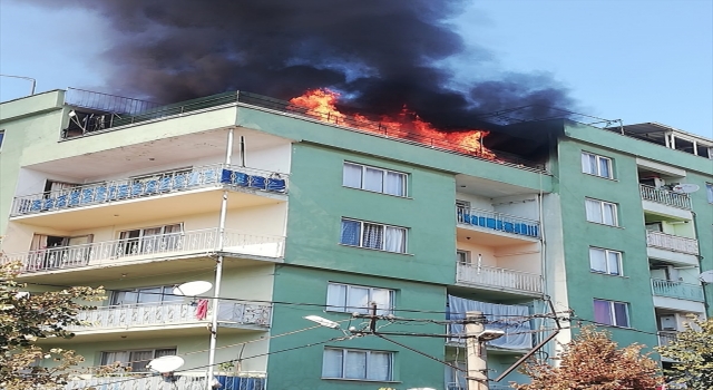 Bursa’da apartmanın çatı katında çıkan yangın söndürüldü