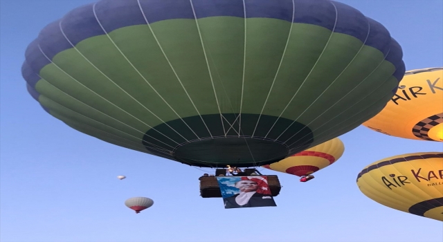 Kapadokya’da balonlar Türk bayrakları ve Atatürk posterleriyle uçtu