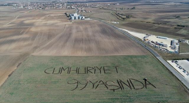 Kırklareli’nde bir çiftçi tarlasına traktörüyle ”Cumhuriyet 99 yaşında” yazdı