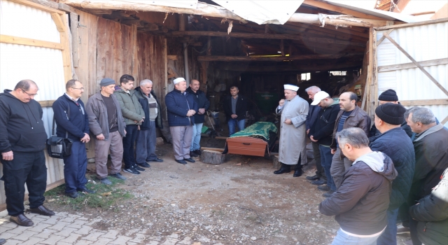 Kütahya’da sokakta ölü bulunan kadının cenazesi defnedildi