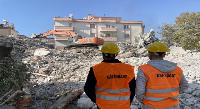 Kahramanmaraş’ta ağır hasarlı binaların yıkımı sürüyor