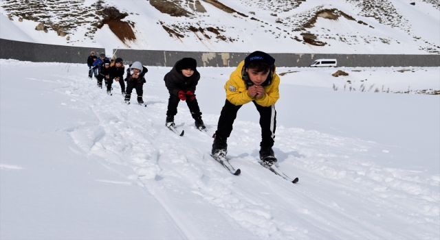 Bitlis’te kayakçılar karla kaplı parkurda antrenmanlara başladı